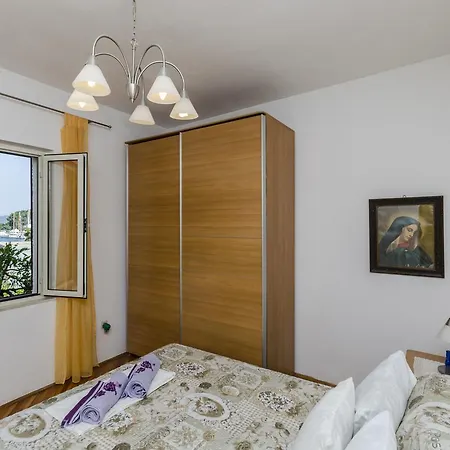 Roza 3* Vrboska